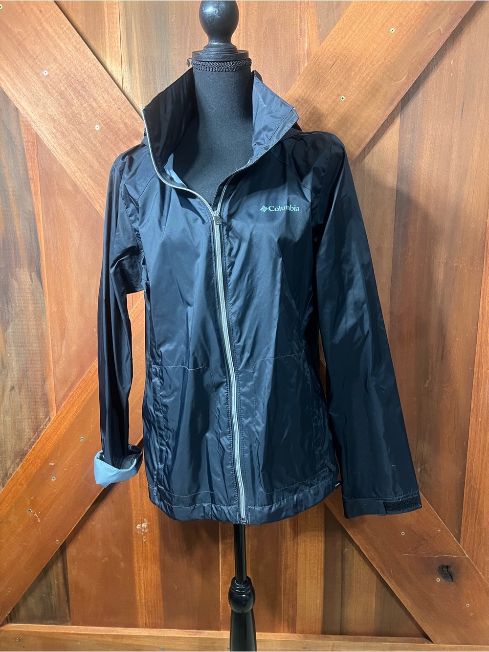 Columbia Women's switchback II Navy Lightweight Rain Jacket w/ packable hood - Picture 4 of 9